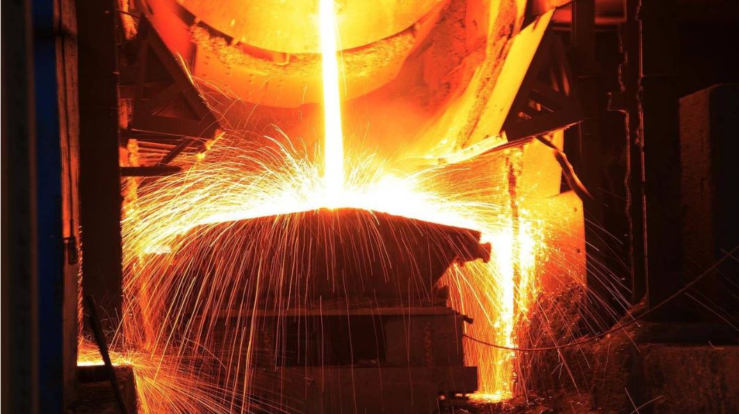 Ergimiş metalin potadan dökümü
